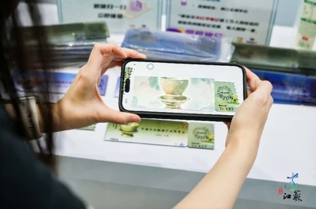 天津旅博会江苏展区观众用手机体验同程AR纪念票