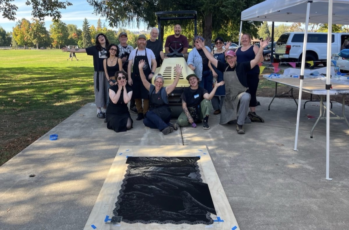 Umpqua Valley Arts蒸汽压路机版画活动参与者与大型版画现场照片