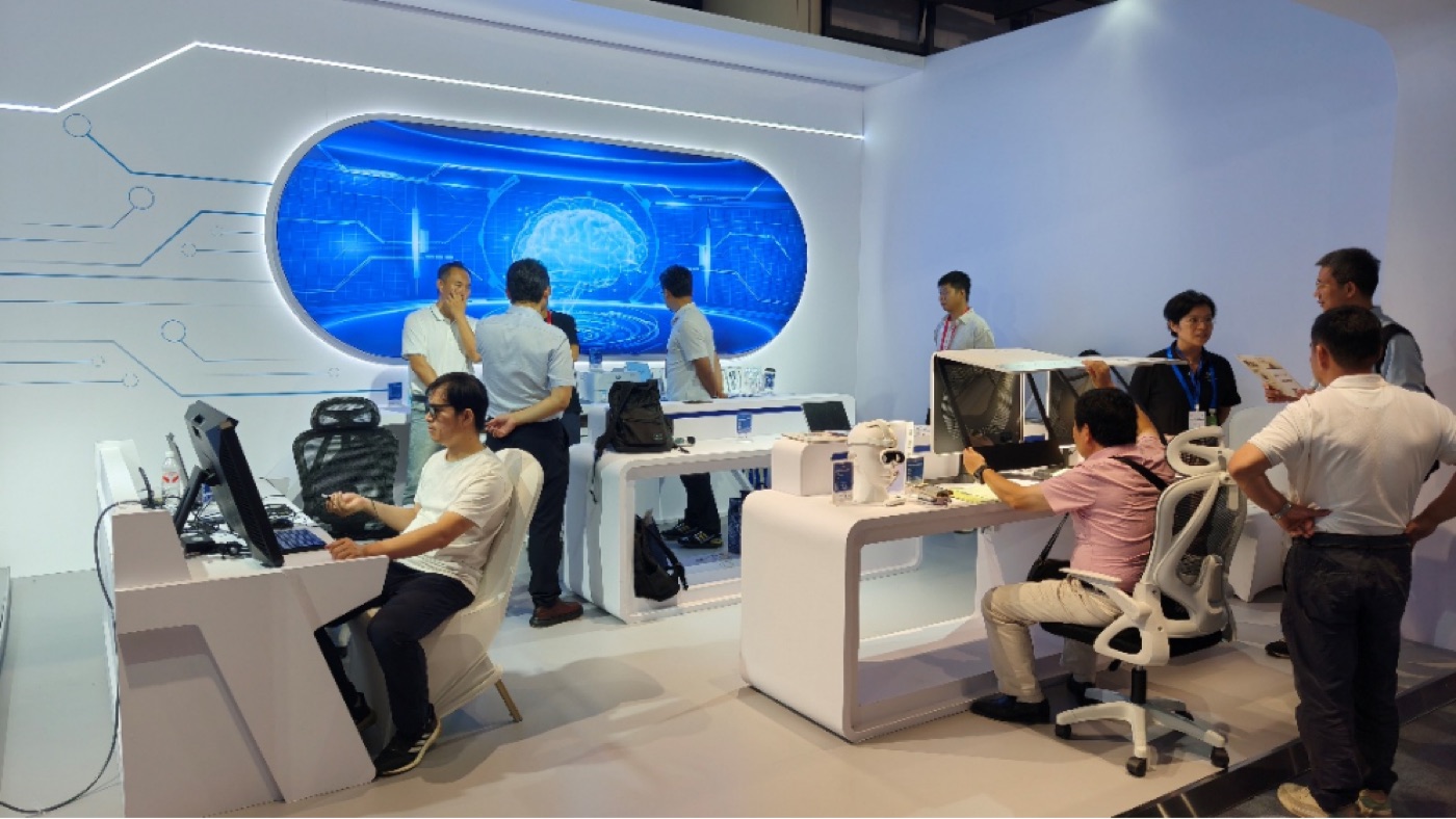 北京经开区AI智能终端产业大会展区内的智能终端体验场景