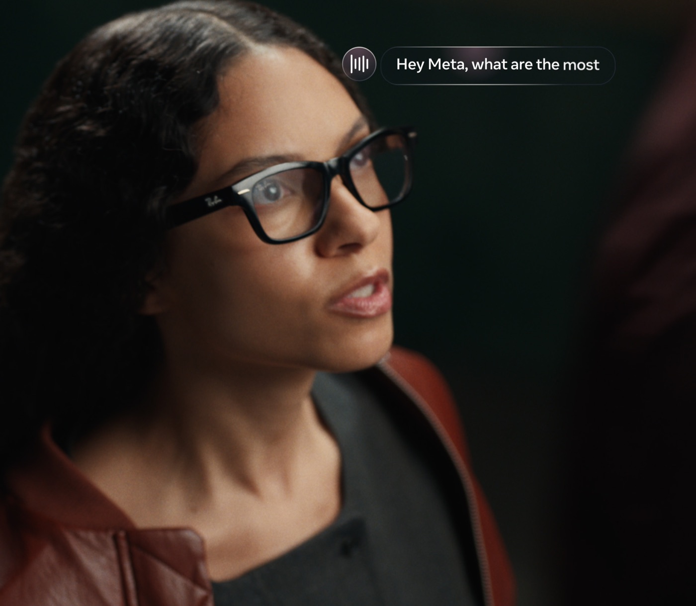 佩戴Ray-Ban Meta无显示AI眼镜并通过语音唤醒Meta AI的官方场景图