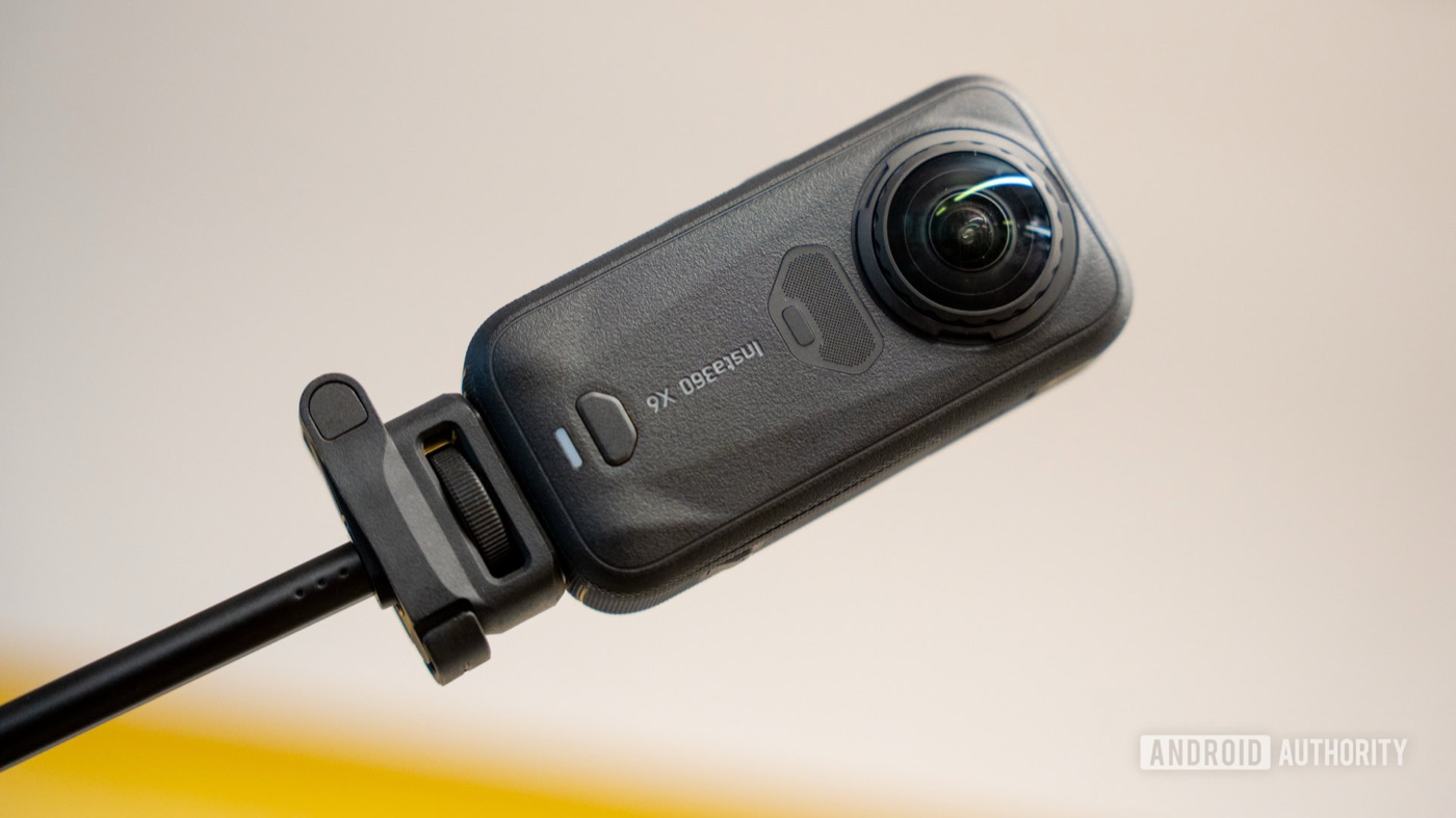 Insta360 X6安装在自拍杆上进行360度空间拍摄的实拍照片