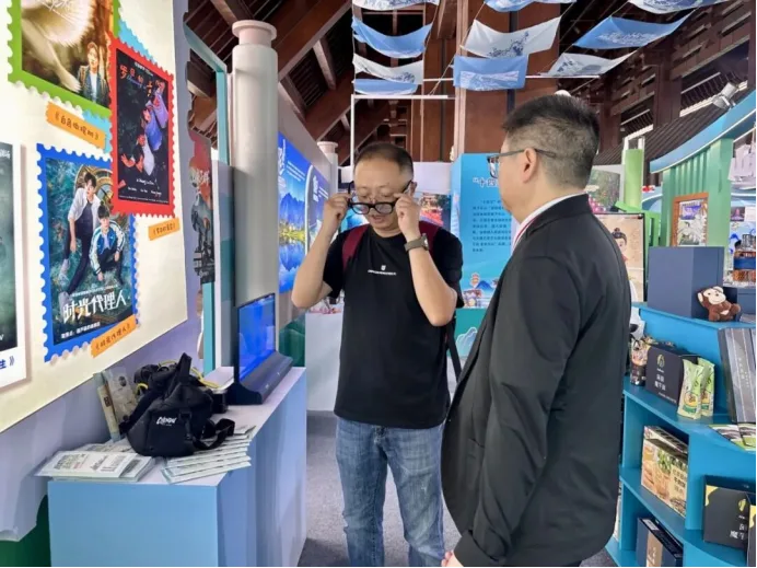 体验者在四川文旅大会乐山展区佩戴峨眉山AI一镜游导览眼镜
