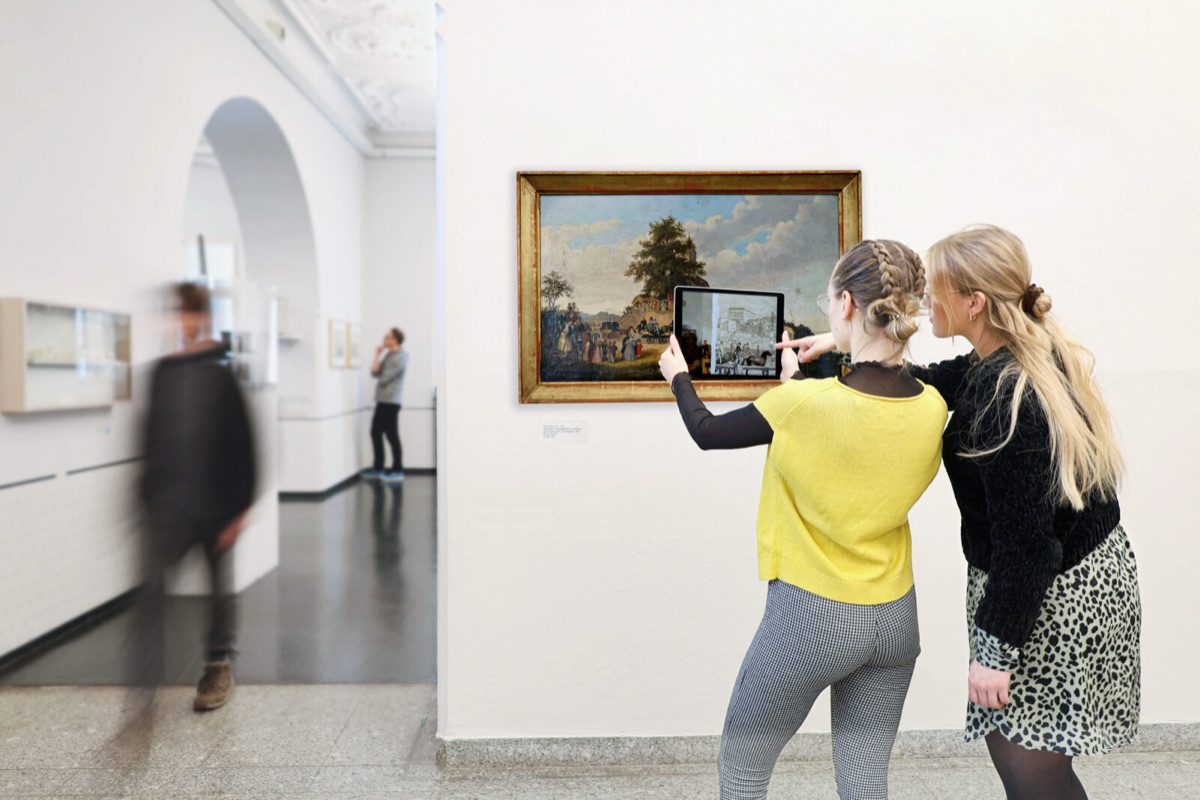 参观者在Nordico城市博物馆用手机扫描展品体验Linz Augmented