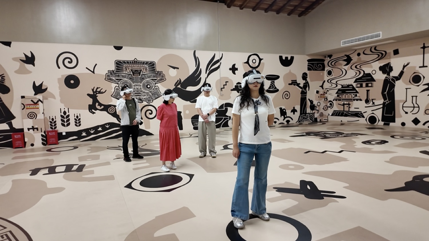 四位游客在良渚古城遗址公园体验大空间VR项目