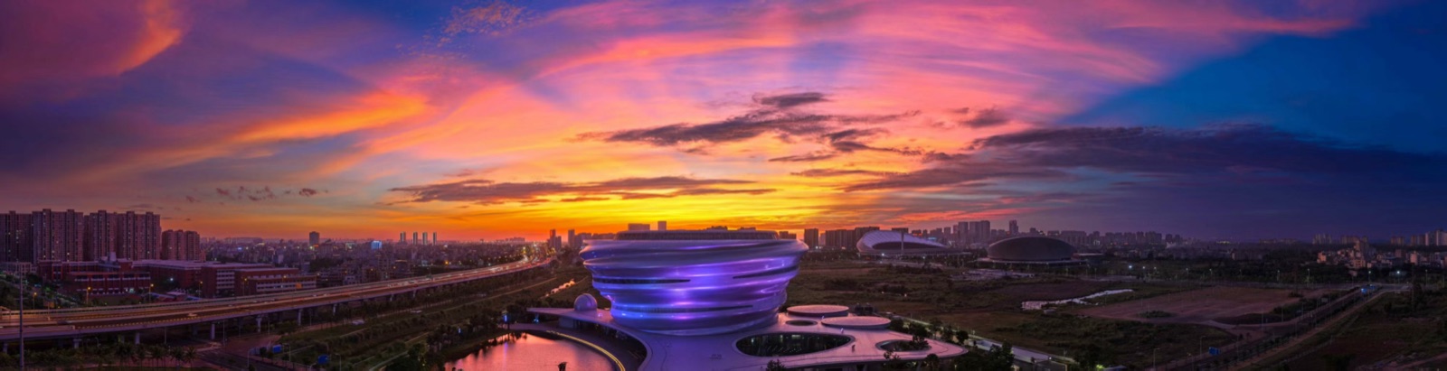海南科技馆建筑与周边城市景观全景