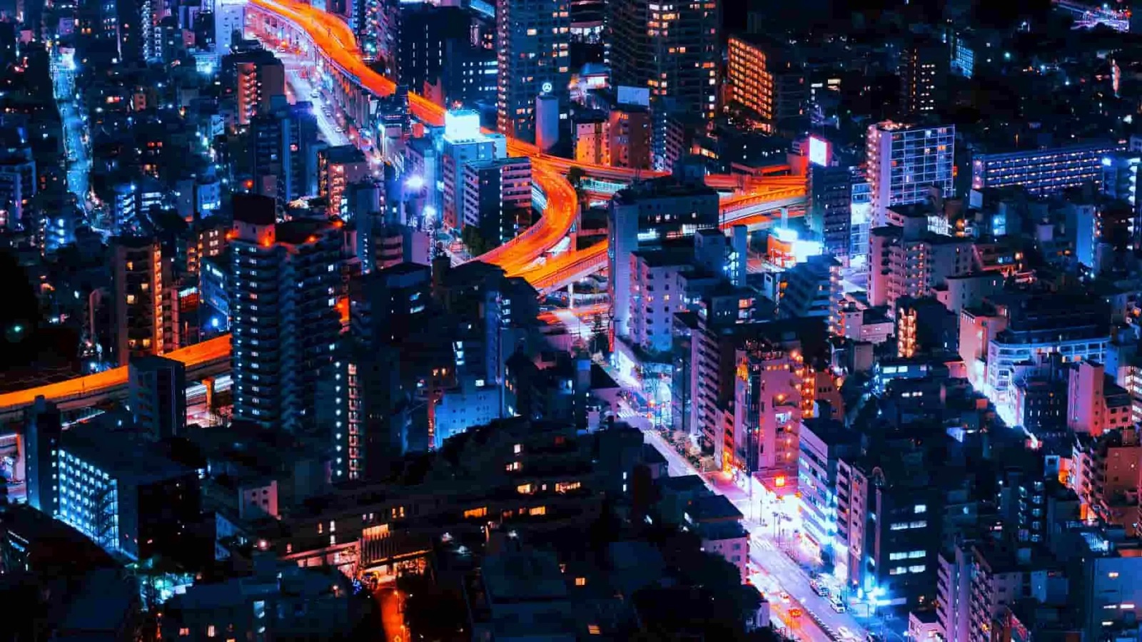 夜间城市道路与建筑形成的复杂空间网络