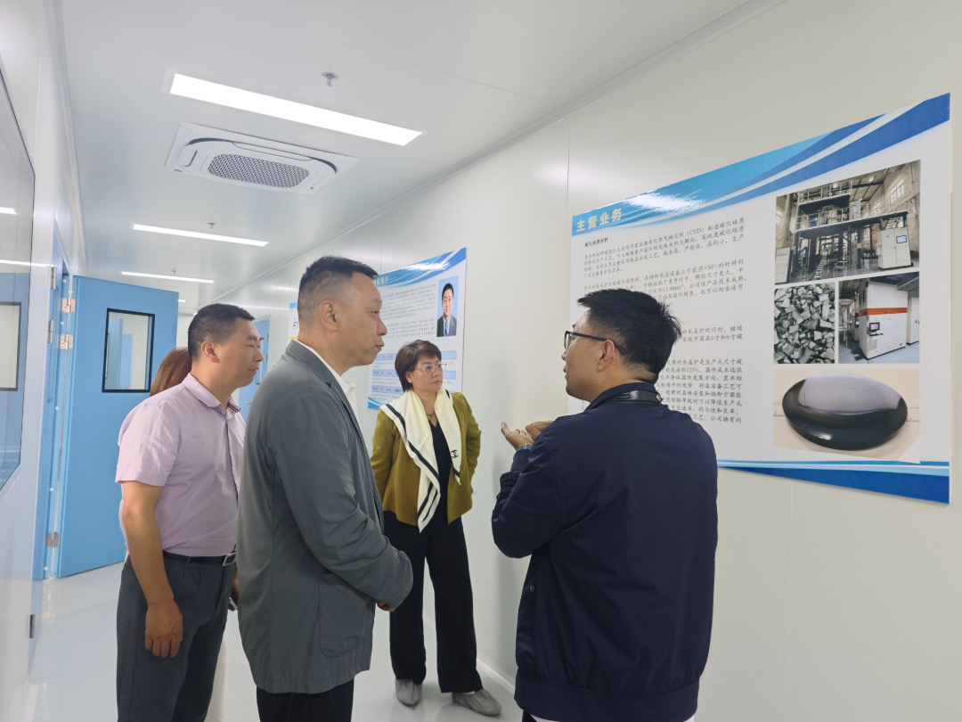 黄岩经开区人员在高透明光学材料研发实验基地考察