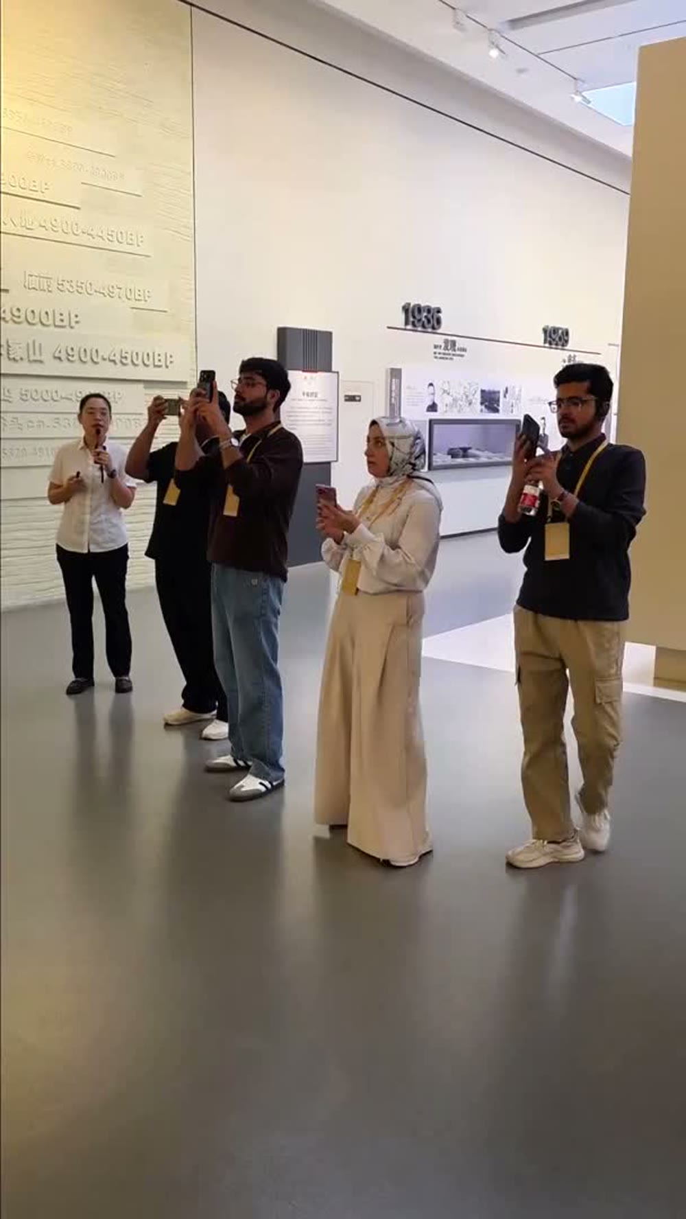国际访客在良渚博物院展厅参观并体验智能导览